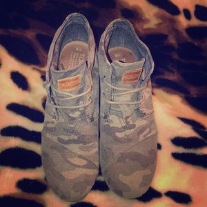 TOMS WEDGES